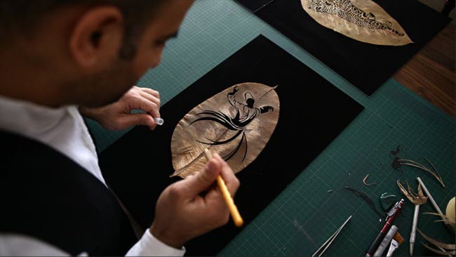 فنان تركي يحول أوراق الأشجار إلى  لوحات فنية